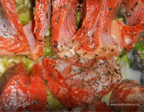 Рыбу очистите, помойте, снимите кожу. Смешайте перец, соль и базилик, натрите этой смесью рыбу, сбрызните слегка лимонным соком, положите в форму.