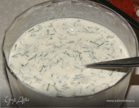 Сделайте соус. Сметану смешайте с яйцами, слегка посолите и добавьте укроп, все тщательно перемешайте.