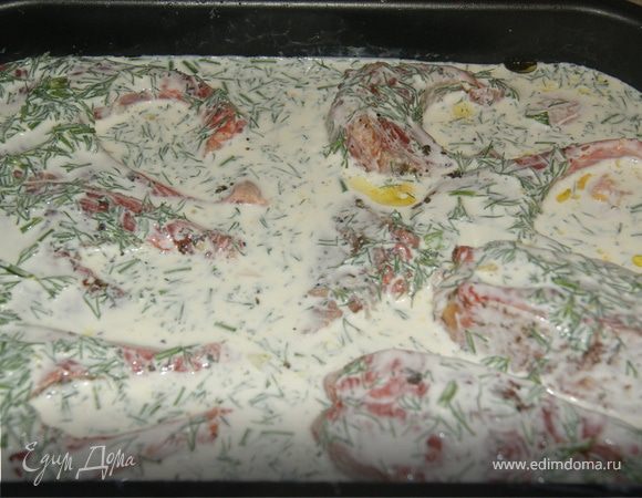 Залейте рыбу соусом.