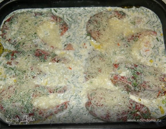 Сверху посыпьте тертым сыром.