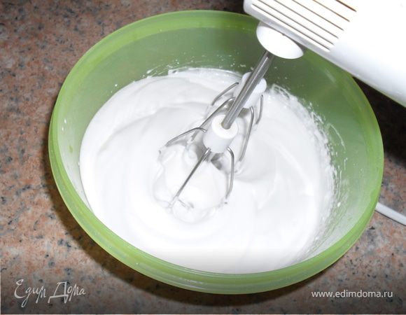 Сегодня мне не захотелось делать тесто. Да-да.( Обычно я делаю песочное тесто). Поэтому я взяла готовое замороженное бездрожжевое тесто. Пока оно размораживается делаем начинку. Смешиваем творог, творожную массу, яйца и ванильный сахар. Все хорошо взбиваем. В форму выкладываем тесто, сверху - творожную начинку. Ставим в разогретую до 180 градусов духовку на 30 - 40 минут.