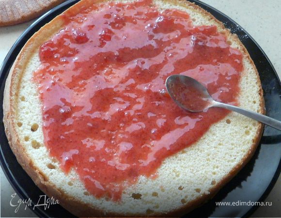 Разрезать бисквит горизонтально, одну половину смазать джемом, накрыть другой половиной, острым ножем нарезать на кубики.