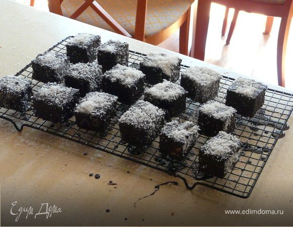 Для покрытия, растопить масло в молоке, добавить ваниль, какао, пудру.
Окунать каждый кубик со всех сторон в шоколадную помадку и складывать на решетку. Теперь обсыпать или обвалять с каждой стороны в кокосе. Пусть постоят немного, чтобы обсохли и подавать.