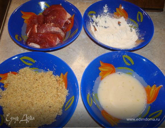 1. Не буду писать еще раз, поэтому просто повторяем первый пункт шницелей из телятины.
-------------------------------------
2. Натереть шницели черным перцем и солью. Приготовить 3 тарелочки: 1 – мука, 2 – яйцо взбить с молоком, 3 – смешать сухари, орехи, сыр, мускатный орех и шалфей. 
-------------------------------------
3. Мясо обвалять сначала в муке, затем в яично-молочной смеси, а затем в орехово-сырной панировке. Обжарить на раст. масле, на среднем огне, до золотистой корочки. В этой панировке неповторимый вкус мясу придадут ароматные орехи, пикантный сыр и специи.
-------------------------------------
4. Прекрасным дополнением к мясу будет салат из свежих овощей с маслинами и сыром «Fitaki»…
