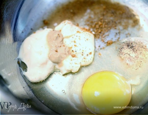 В большой миске вымешиваем майонез, лимонный сок, яйцо, горчицу, Олд-Бэй приправу, чайную ложку крупной соли и 1 / 4 чайной ложки перца.