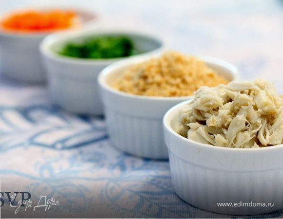 Добавляем сладкий перец, зеленый лук, панировочные сухари и крабовое мясо в майонезную смесь.