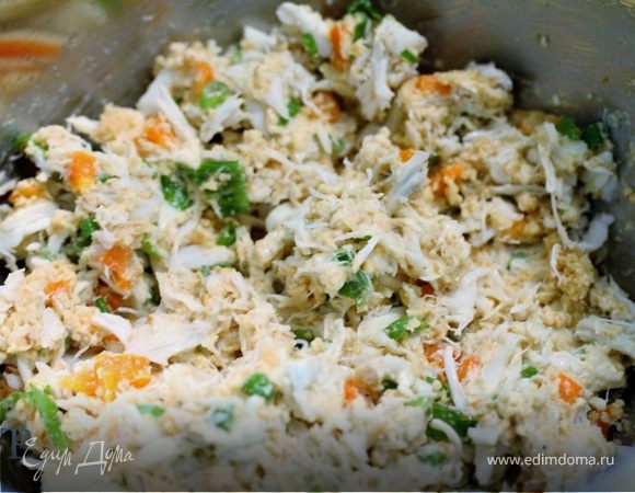 Хорошо все перемешать и дать настоятся в холодильнике на 30 - 45 минут. После чего лепим котлетки примерно 2 - 2 1/2 см толщиной