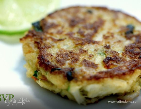 Снять с сковороды и положить на бумажное полотенце, тем самым избавляемся от лишнего масла. Подавать с дольками лимона и соусом тартар или соусом на ваш выбор.