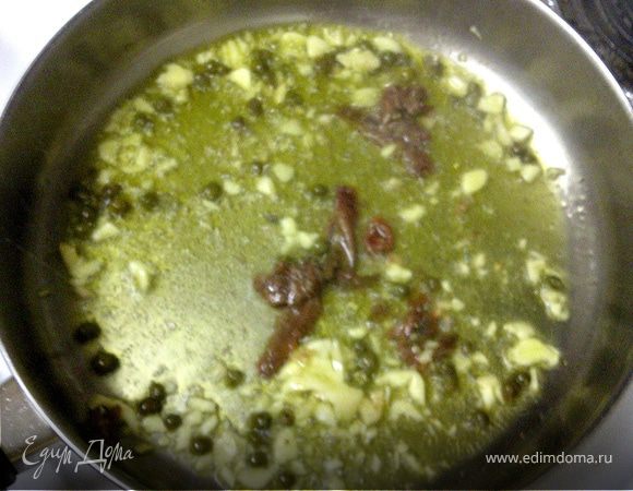 Пока готовится Паста, в сковороде разогреваем масло, добавляем чеснок, каперсы,красный перец-хлопья, и анчоусы. Все хорошенько помешиваем в течении 2 минут, пока анчоусы станут превращаться в кашицу.