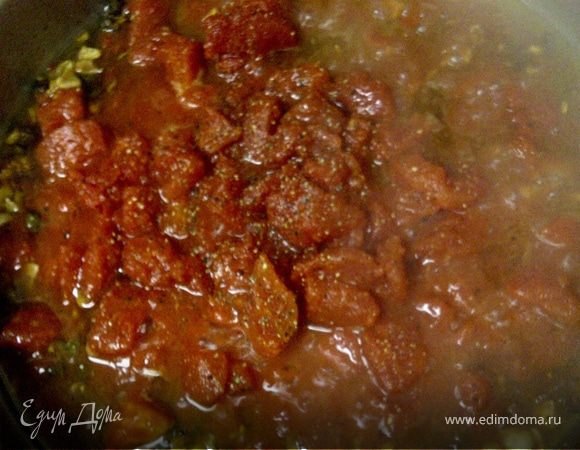  Добавляем помидоры, доводим до кипения.