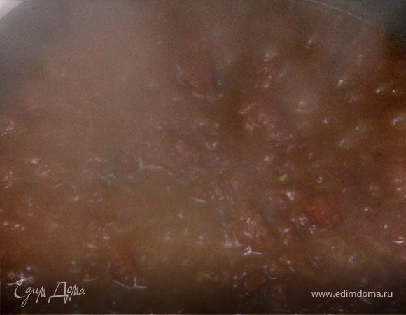 Снижаем огонь и готовим помешивая минут 5, пока соус не станет немного гуще.
