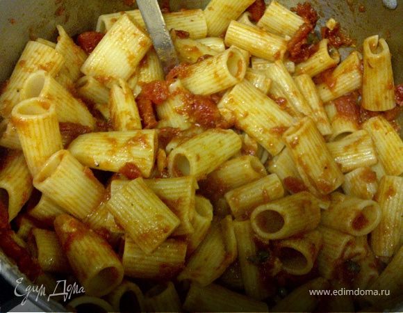Добавляем макароны в получившийся соус и готовим на маленьком огне что бы они смогли пропитаться достаточно соусом,минуты 2