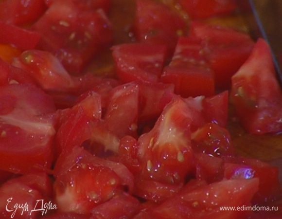 Помидоры ошпарить кипятком, снять кожицу, вынуть сердцевину и разрезать на восемь частей.