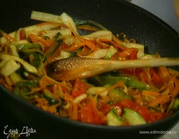 Приготовить соус: разогреть в сковороде оливковое и сливочное масло и тушить овощи 8−10 минут — они должны быть нежными, но не расползаться. Посолить, поперчить.