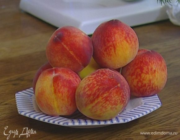 Персики разрезать пополам и, удалив косточки, выложить в кастрюлю.