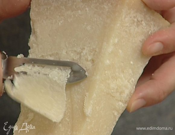 Сыр нарезать хлопьями, можно воспользоваться овощечисткой.