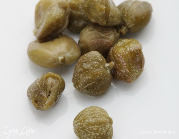 Тунец и анчоусы измельчить.