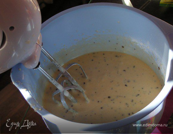 Выливаем все в просеянную муку и тщательно перемешиваем и под конец- выливаем раст масло.