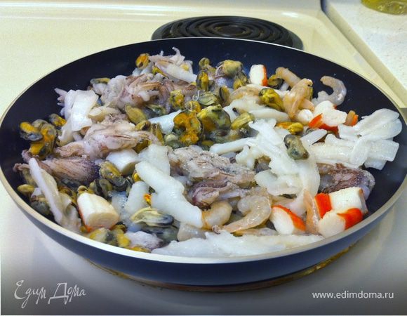 Отварить спагетти в подсоленой воде, так, как написано на упаковке. Морепродукты разморозить, сполоснуть под прохладной водой, выложить на сковороду, немного смазанную растительным маслом. Тушить на среднем огне, до тех пор, пока почти весь сок не выпарится (7-10 мин.)Снять с огня. Убрать со сковороды.