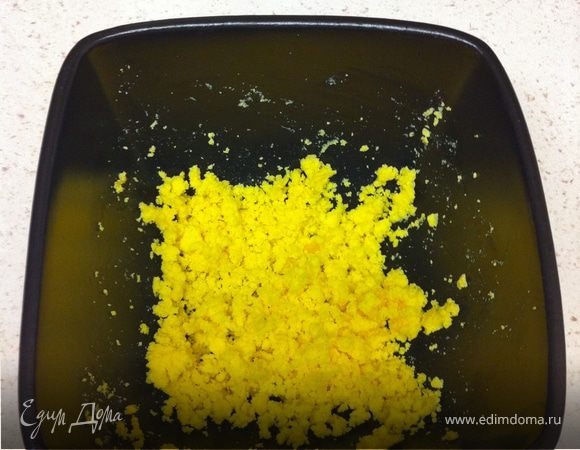 В тарелке измельчить желтки вилкой.