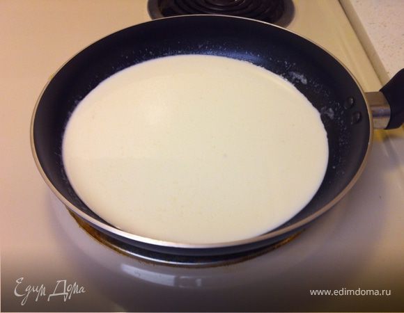 Снять с огня и постепенно вливать сливки, помешивая. Вернуть на огонь, довести до кипения и готовить 2 минуты, постоянно помешивая.
