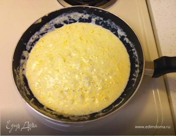 Добавить соль, перец, измельченный чеснок, лимонный сок, вареные желтки и пармезан. Все перемешать. 