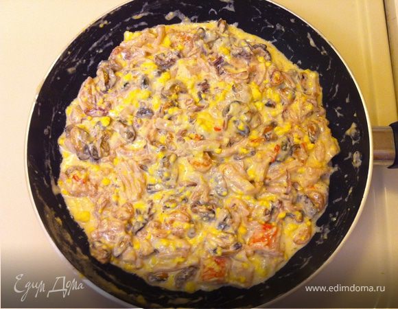 Когда сыр растворится, добавить морепродукты, перемешать.