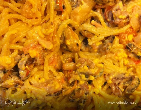 Добавить готовые спагетти, все аккуратно перемешать.
Спагетти с морепродуктами в сливочном соусе выложить на теплые тарелки. Подавать с листочками петрушки. Приятного аппетита )