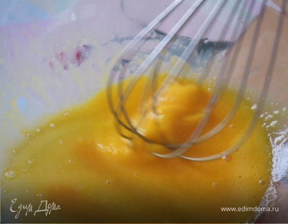 Взбиваем легонько яйца.