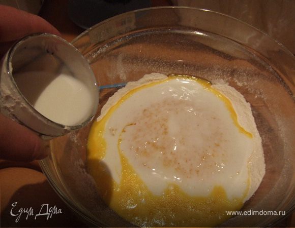 Муку просеиваем, добавляем соду, соль, сахар, слегка взбитые яйца, растопленное масло и кефир.