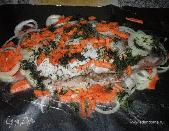 Слить воду с гречки,смешать её с обжаренным луком.Начинить смесью леща.Взять фольгу,на одну половину положить морковь брусочками,лук кольцами(3 часть от всей),сверху фаршированную рыбину,затем всё посыпать оставшимися овощами и зеленью.Сверху накрыть другой половиной фольги,плотно закрыть бока.Ставить в разогретую духовку на минут 40-45. 