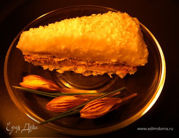 3. Кокосовую стружку откинуть на сито, чтобы стекла вода. До этой воды добавить еще холодной воды столько, чтобы получилось 400 мл. Отлить 50 мл воды и растворить в ней крахмал. Остальную воду вылить в рис, добавить разбухшую кокосовую стружку и проварить на огне 1-2 минуты.