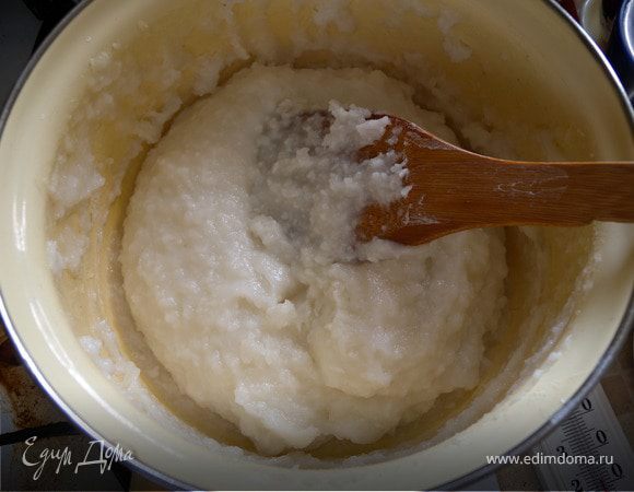 4. Снять с огня, влить тонкой струйкой разведенный крахмал (интенсивно помешивая). Поставить на маленький огонь, довести до кипения (при этом хорошо помешивать) и проварить 1 минуту. Остудить до комнатной температуры. 