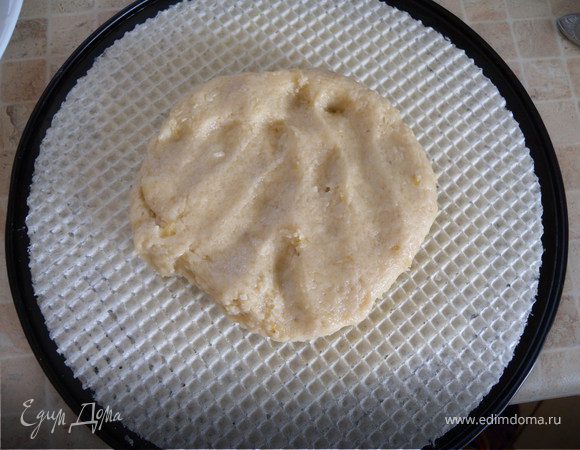 5. Замесить тесто. Разделить на 2 части. Испечь 2 коржа. Ноу хау: чтобы коржи в итоге не крошились - воспользуйтесь готовыми вафельными коржами. Раскатайте отдельно корж, положите его на вафельный и немного прикатайте скалкой. Выпекать при 200С около 10 минут.