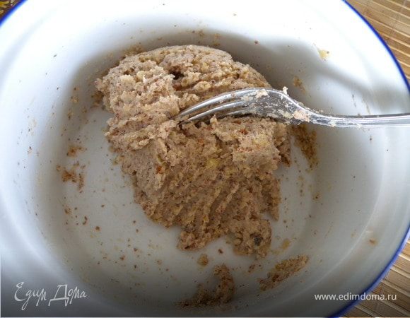 6. Крем-прослойка. Измельчить миндаль в блендере и добавить помятый банан. Если хотите более жидкую массу возьмите меньше орехов или больше бананов...