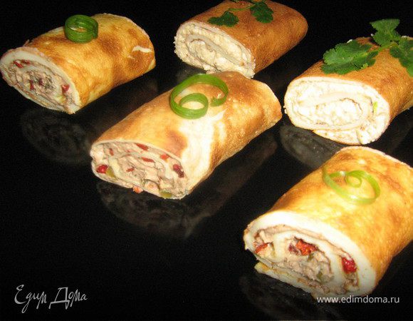 Яйца взбить с молоком,солью,добавить щепотку приправы и муку,ещё раз хорошо взбить.Из этого количества должно получится четыре яичных блинчика.Обжарить блинчики с двух сторон в хорошо разогретой сковороде,смазанной раст.маслом.Блинчики охладить.
Первая начинка:
Сыр натереть на тёрке,добавить орехи,измельчённый чеснок,сливочное масло,щепотку базилика,хорошо размешать,если масса слишком густая,добавить пару ложек сметаны,посолить,поперчить по вкусу,поставить в холодильник.
Вторая начинка:
В паштет добавить мелко нарезанный солёный огурчик,лепестки сладкого перца,сливочное масло,хорошо размешать.
Два блина смазать сырной начинкой,два блина паштетной начинкой,свернуть рулетом,убрать в холодильник на часок.Разрезать на порционные куски.