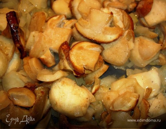 Не размораживая добавить грибы. Когда грибы дадут сок, выпарить его помешивая. Грибочки как бы покроются красивой глазурью. 
