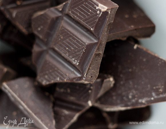 Шоколад поломать на крупные куски и вместе с орехами измельчить в блендере, но не в муку, а в среднюю крошку.