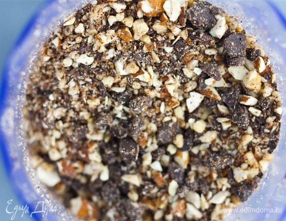 Сахар и 125 г предварительно размягченного сливочного масла растереть до консистенции светлого крема, ввести по одному желтки, затем вмешать орехи с шоколадом.