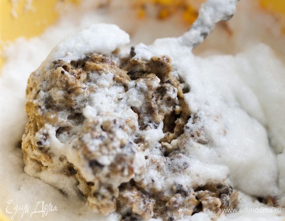 Взбить белки в крепкую пену и соединить с основной массой. Старайтесь не очень усердствовать в перемешивании, чтобы в тесте остались пузырьки воздуха.