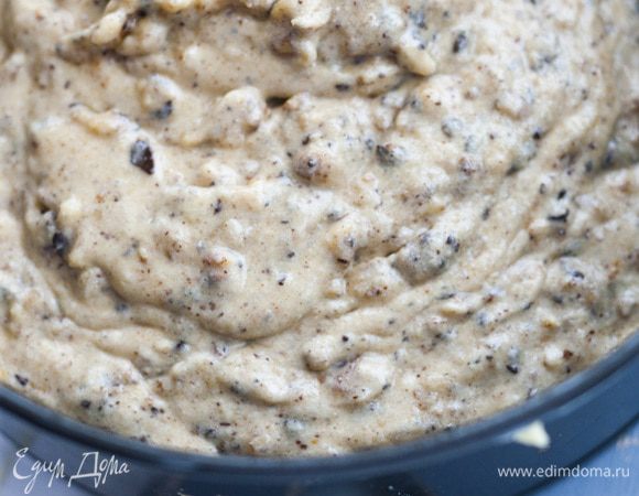 Разъемную форму смазать оставшимся сливочным маслом, выложить в нее тесто и выпекать 35-45 минут в разогретой духовке.