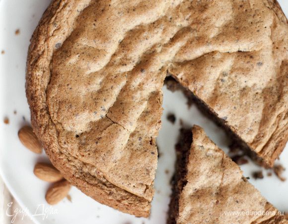 Можно оставить 1/3 всего шоколада и, поломав на небольшие кусочки, вдавить его в тесто перед тем, как ставить форму в духовку. Тогда, если вы подаете пирог теплым, шоколад останется жидким и будет приятно вытекать.