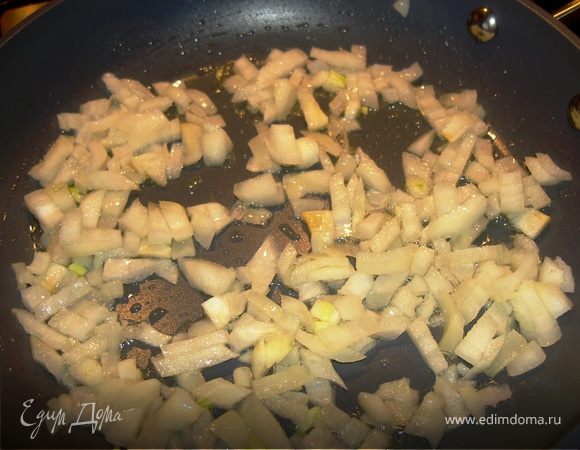 Луковицу мелко порезать и обжарить на растительном масле до прозрачности.