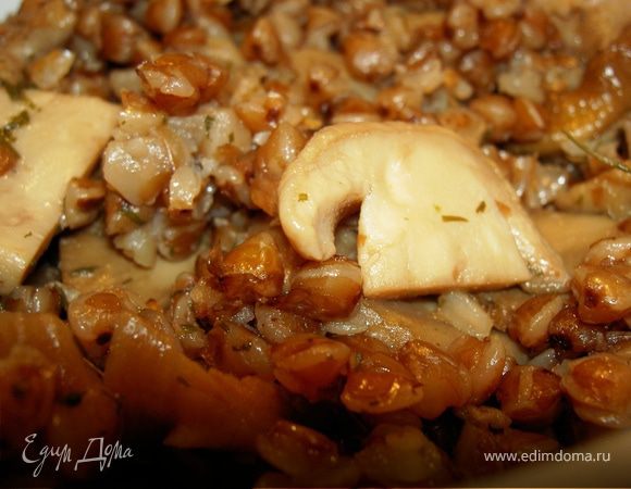 Перед подачей, добавить сливочное масло и укроп, перемешать. Разложить по тарелкам и посыпать пармезаном. Приятного аппетита!