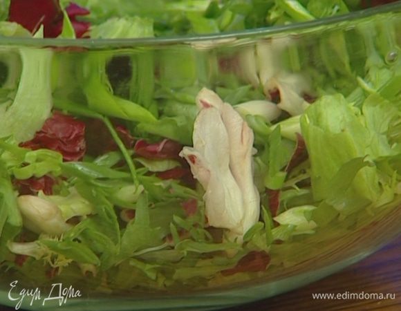 Листья салата мелко порезать.