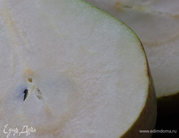 Груши нарезать тонкими ломтиками и слегка сбрызнуть соком лимона, чтобы они не потемнели.