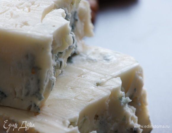 Сыр нарезать кусочками. 