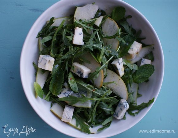 Смешать груши с листьями салата, добавить сыр и листья мяты.