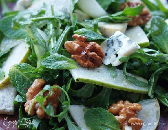 Полить салат заправкой, перемешать, сверху разложить орехи.