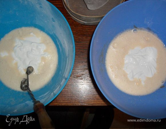 В двух мисках делаем тесто белое и тёмное.Хорошо взбиваем яйца,соль,сахар,ваниль в каждой миске одним и тем же венчиком.Добавляем сметану в каждую миску и перемешиваем.